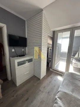 Nameštena spavaća soba sa izlazom na terasu. - image 5