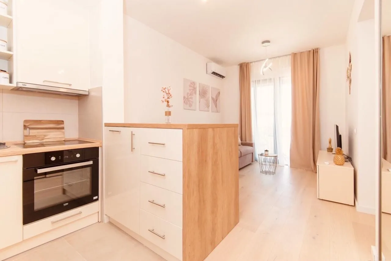 Izdavanje, jednosoban stan, 40m², Tivat, Crna Gora
