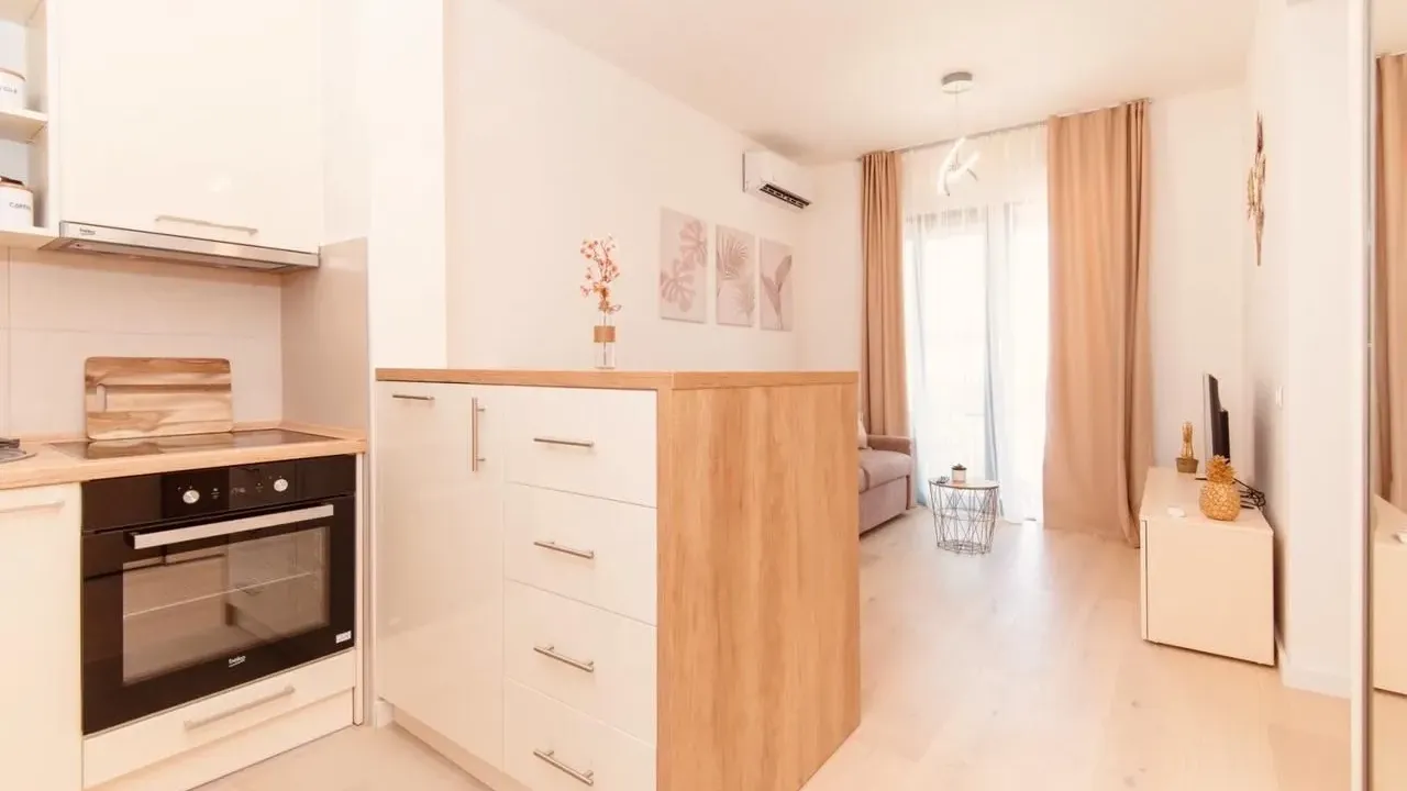 Izdavanje, jednosoban stan, 40m², Tivat, Crna Gora
