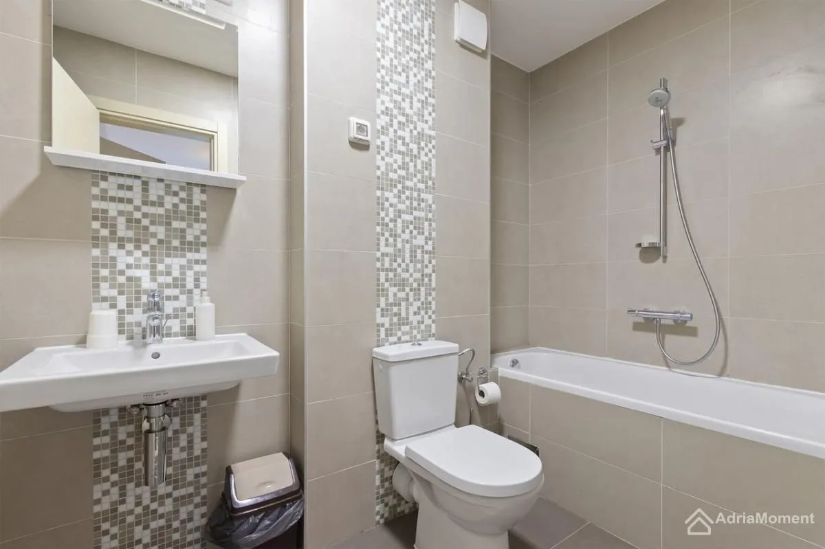 Prodaja, trosoban stan, 97m², Morinj, Kotor