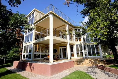 Moderna trospratna kuća sa prostranim terasama i velikim staklenim površinama. - image 8