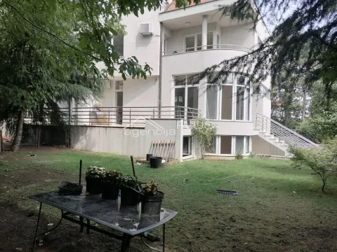 Izdavanje, kuća, 250m², Savski Venac, Beograd
