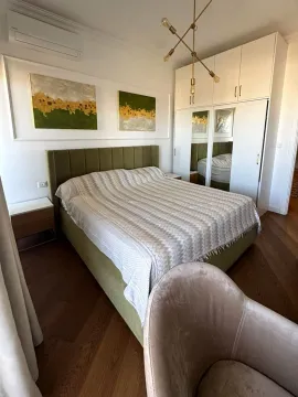 Namještena spavaća soba sa bračnim krevetom, bijelim garderoberom i slikama na zidu. - image 6