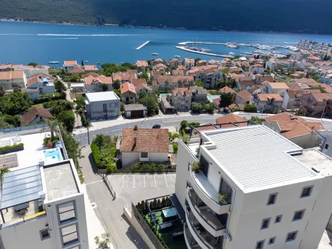 Pogled iz vazduha na naselje i obalu mora. - image 12
