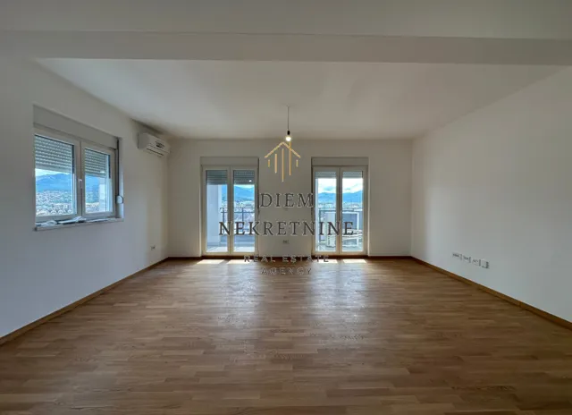 Prodaja, trosoban stan, 104m², Stari Aerodrom, Podgorica