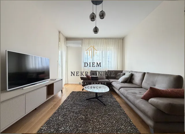 Izdavanje, jednosoban stan, 49m², Central Point, Podgorica