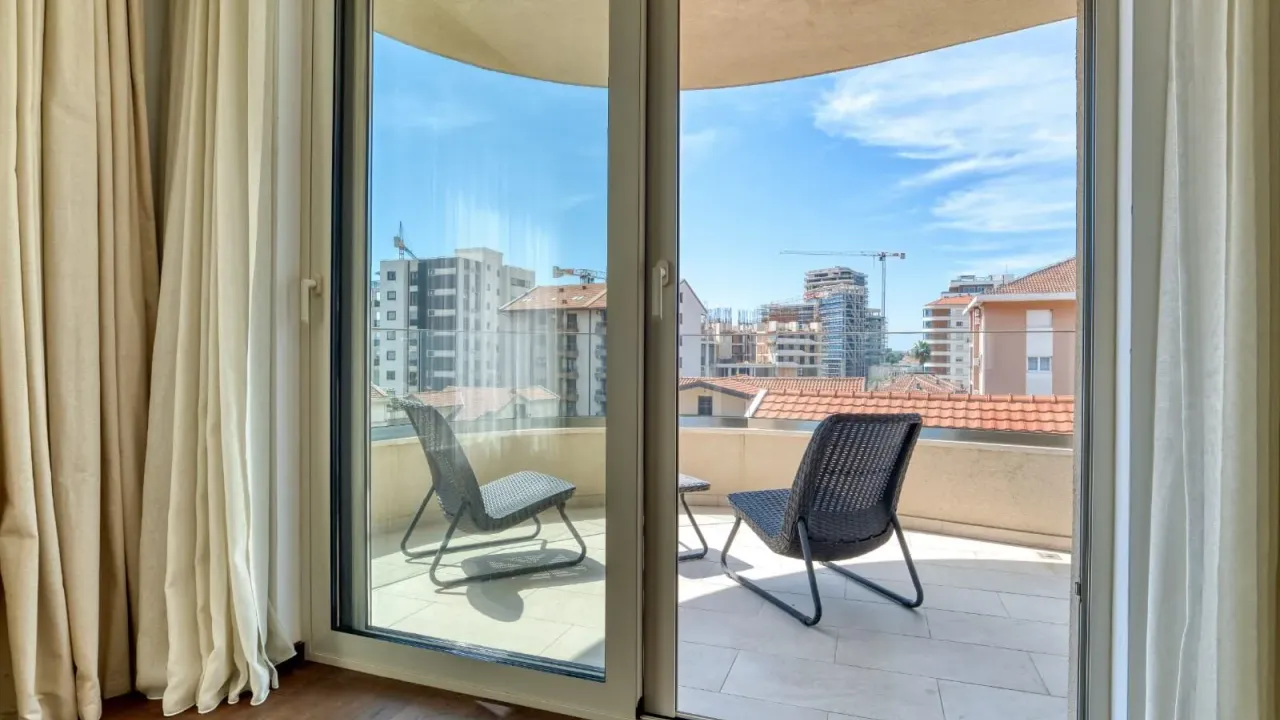 Izdavanje, trosoban stan, 145m², Centar, Budva