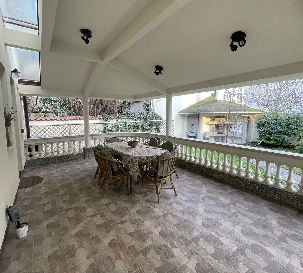 Izdavanje, kuća, 300m², Vračar Sve Podlokacije, Beograd