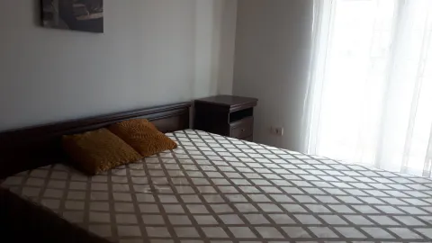 Spavaća soba sa bračnim krevetom i noćnim stočićem. - image 8