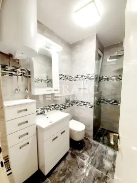 Moderno opremljeno kupatilo sa tuš kabinom i umivaonikom. - image 15