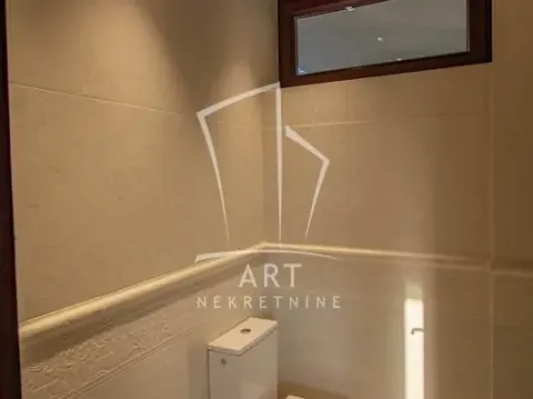 Sale, four bedroom apartment, 150m², Kalenić Pijaca, Vračar Sve Podlokacije - image 3