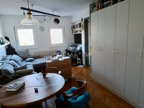 Dnevna soba sa garniturom, trpezarijskim stolom i ugrađenim plakarom. - image 5