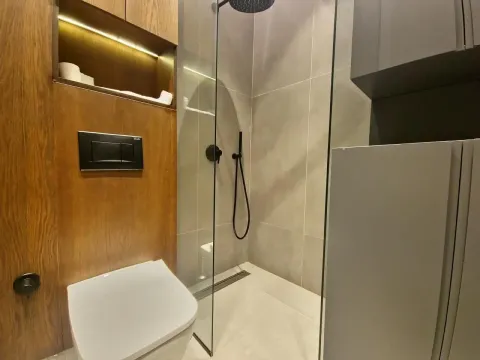 Moderne kupatilo sa tuš kabinom i ugradnim elementima. - image 10