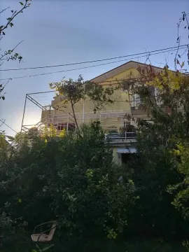 Vanjski izgled kuće sa dvorištem i zelenilom. - image 4