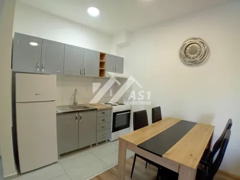 Kuhinja sa trpezarijom i sivim elementima. - image 4