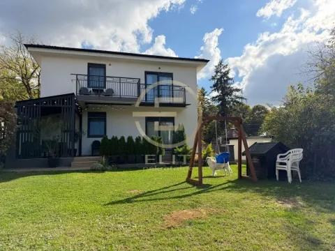 Pogled na dvorište i spoljašnjost kuće sa uređenim travnjakom. - image 5