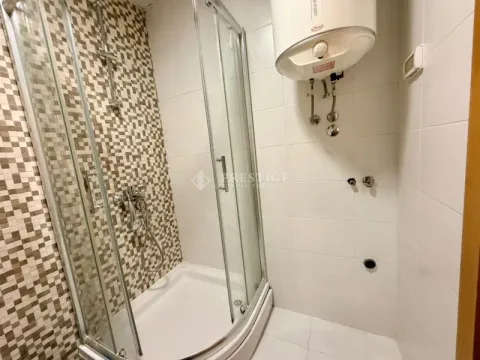 Kupatilo sa tuš kabinom i bojlerom. - image 10