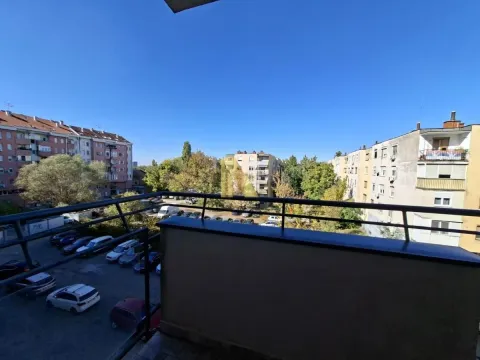 Pogled sa terase na okolne zgrade i parking. - image 13