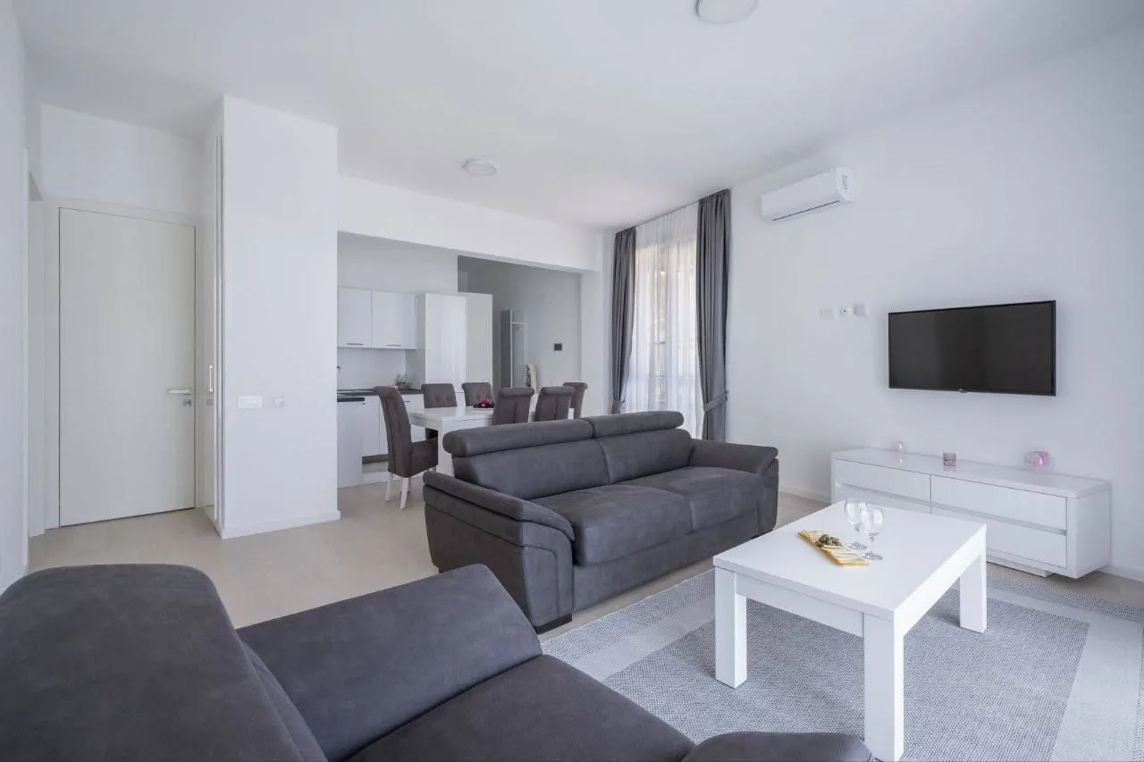 Rent, two bedroom apartment, 55m², Bečići, Budva