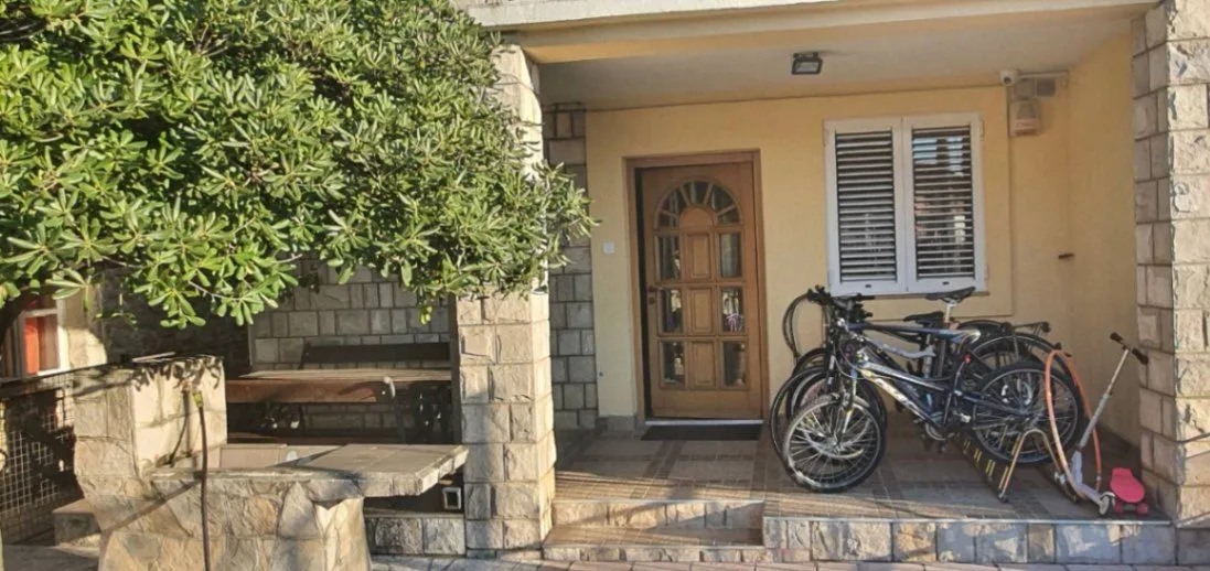 Izdavanje, kuća, 200m², Podgorica, Crna Gora