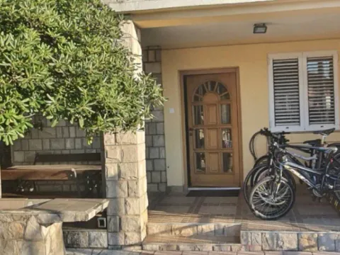 Izdavanje, kuća, 200m², Podgorica, Crna Gora - image 1