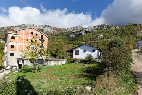Pogled na objekte u izgradnji sa dvorištem i okolnim planinama. - image 22