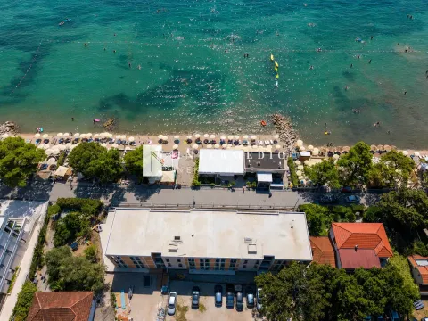 Pogled iz vazduha na zgradu blizu plaže i mora. - image 2