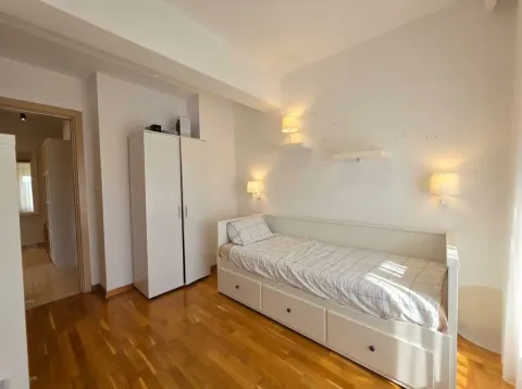 Manja spavaća soba sa krevetom i ormarom. - image 19