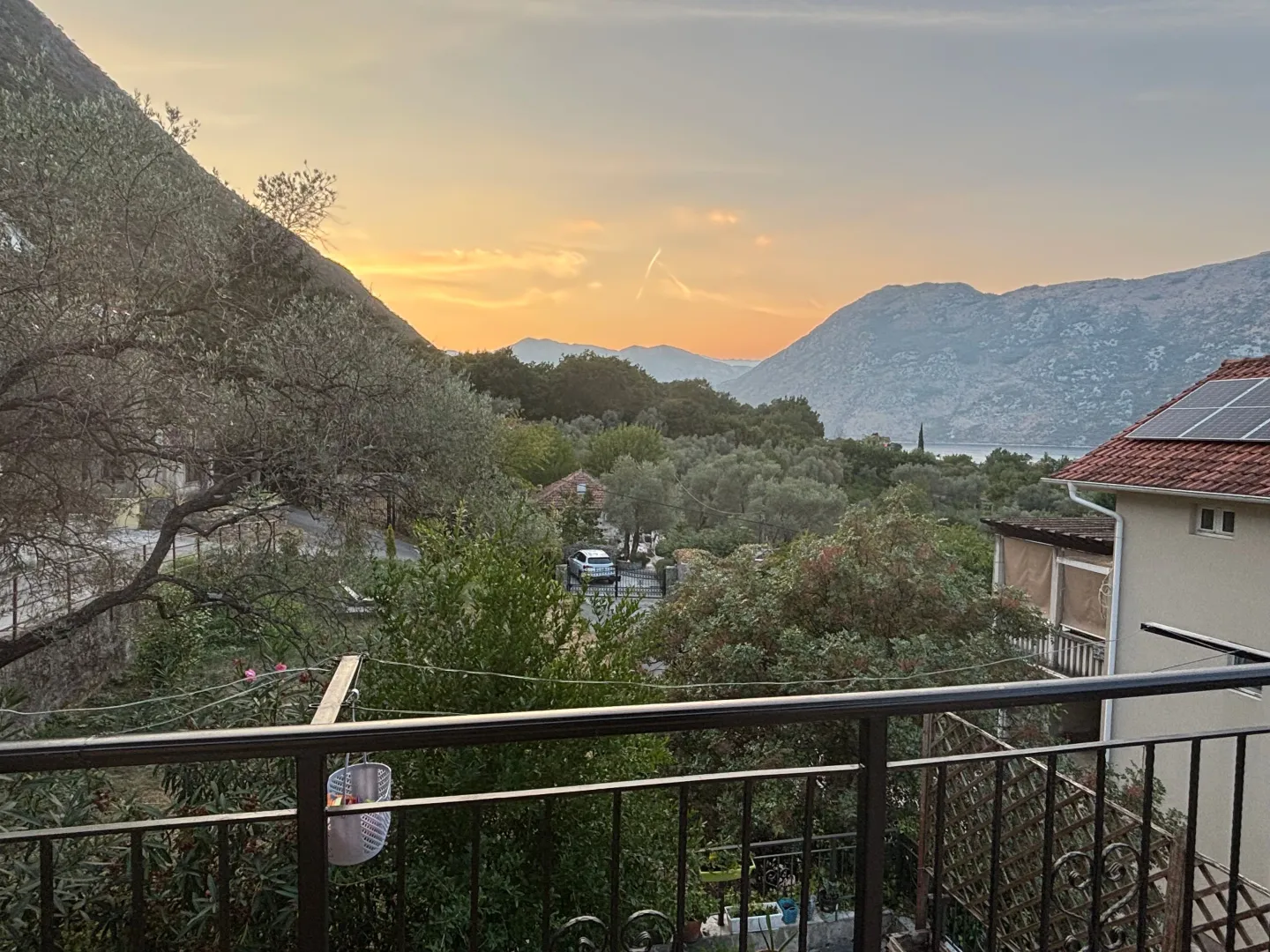 Pogled sa terase na planine i zaliv u zalazak sunca.