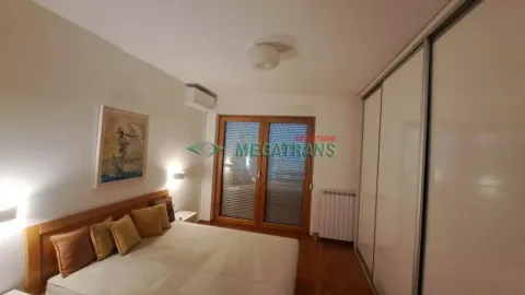 Nameštena spavaća soba sa bračnim krevetom, velikim plakarom i izlazom na terasu. - image 16