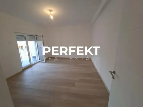 Prazna soba sa drvenim podom i izlazom na terasu. - image 7
