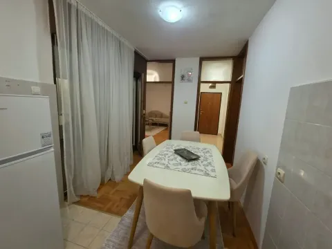 Trpezarija sa stolom i stolicama, povezana sa kuhinjom. - image 5