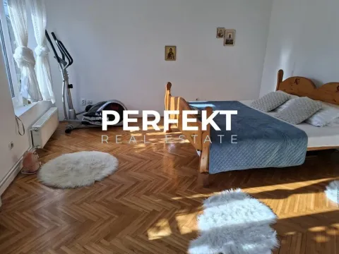 Spavaća soba sa bračnim krevetom, drvenim parketom i trenažerom. - image 12