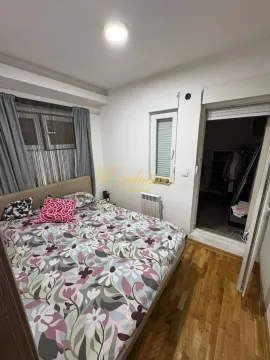 Spavaća soba sa bračnim krevetom i izlazom u garderober. - image 3