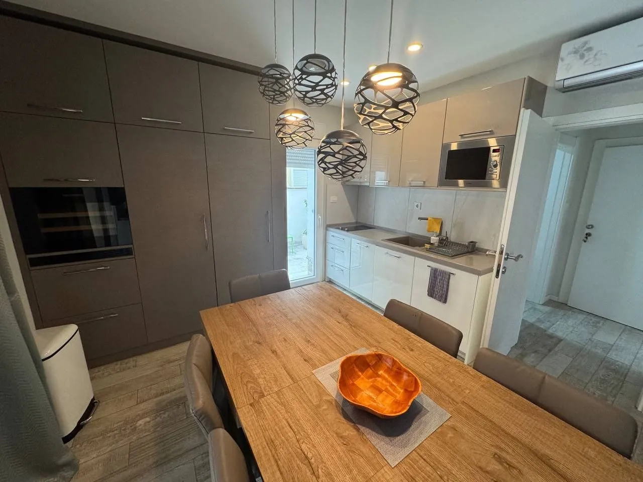 Izdavanje, dvosoban stan, 75m², Centar, Tivat