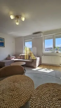Dnevna soba sa garniturom i trpezarijskim stolom. - image 6