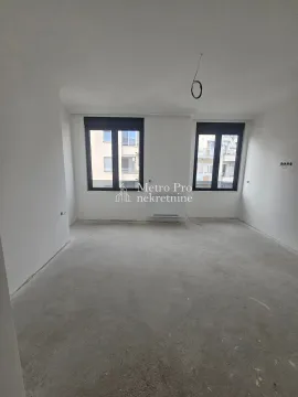 Prazna prostorija u izgradnji sa belim zidovima i dva prozora. - image 7