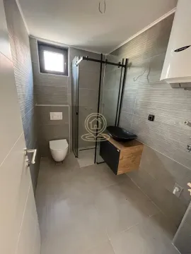 Savremeno opremljeno kupatilo sa tuš kabinom i umivaonikom. - image 7