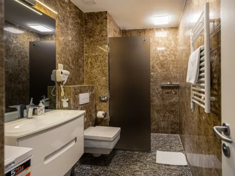 Rent, one bedroom apartment, 77m², Tre Canne, Budva - image 9