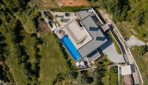 Pogled iz vazduha na kuću sa bazenom i uređenim dvorištem. - image 3