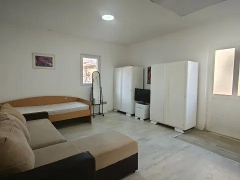 Rent, studio apartment, 33m², Stari Aerodrom, Podgorica - image 1