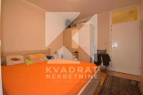 Spavaća soba sa bračnim krevetom i ormarom. - image 10