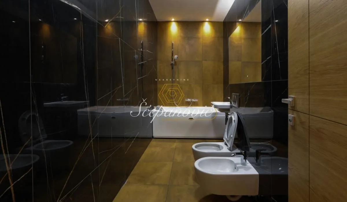 Prodaja, četvorosoban stan, 240m², Adamovićevo Naselje, Novi Sad Sve Podlokacije