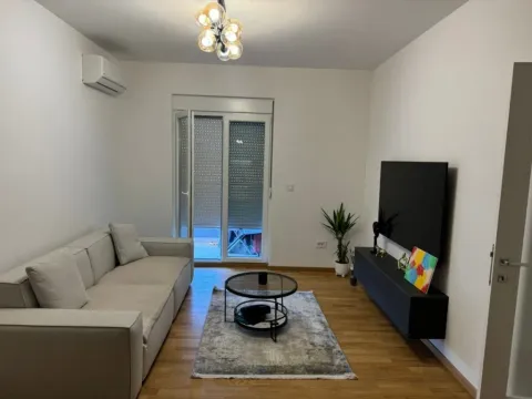 Izdavanje, dvosoban stan, 70m², Stari Aerodrom, Podgorica