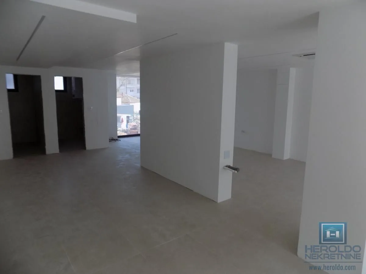 Izdavanje, poslovni prostor, 256m², Paraćin, Srbija
