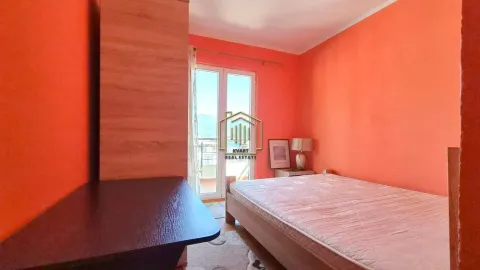 Spavaća soba sa bračnim krevetom, radnim stolom i izlazom na terasu. - image 7