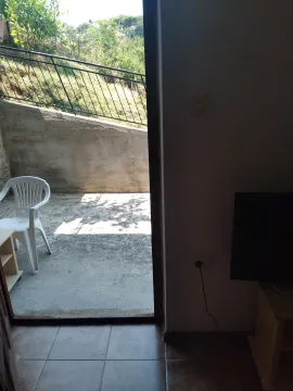 Pogled iz enterijera na spoljašnju terasu sa garniturom. - image 5