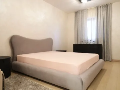 Izdavanje, četvorosoban stan, 178m², City Kvart, Podgorica - image 12