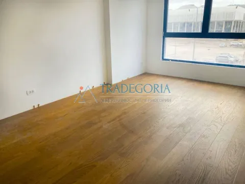 Prazna soba sa parketom i velikim prozorom. - image 3