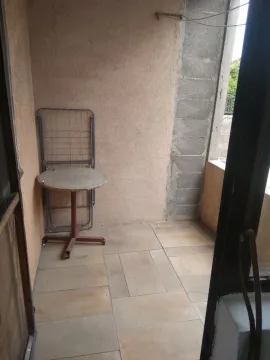 Popločani balkon sa malim stolom. - image 8